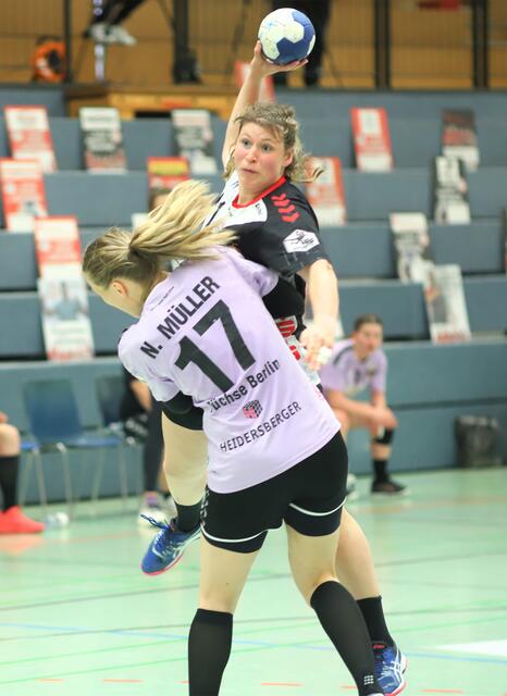 Sarah Lamp (am Ball) versucht es in dieser Szene mit einem Sprungwurf aus dem Rückraum | Foto: cc