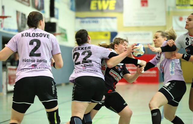 Sarah Lamp (am Ball) im Griff der Berlinerinnen | Foto: cc