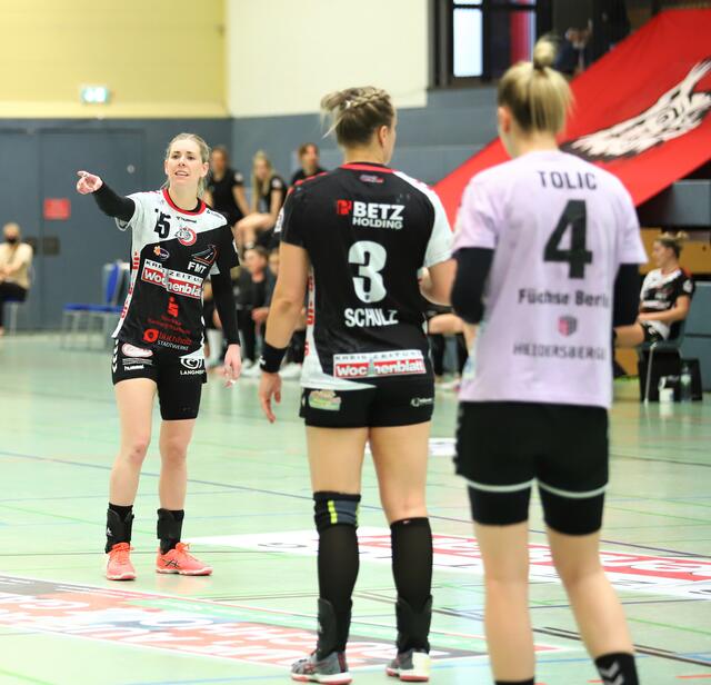 Kim Berndt (li.) ordnet die Luchse-Abwehr | Foto: cc