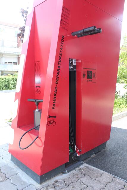 An der Bike-Station gibt es eine Luftpumpe und Werkzeug