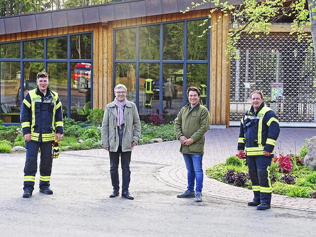 Sind zufrieden mit der erfolgreichen Zusammenarbeit: v.l. Samtgemeinde-Bürgermeister Olaf Muus, Geschäftsführer des Wildparks Lüneburger Heide Alexander Tietz und Gemeindebrandmeister Arne Behrens