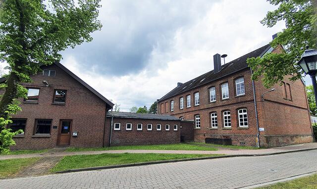 Blick von der Dieckhofstraße auf (v. li.): Jugendzentrum, Toilettentrakt und Grundschulgebäude
