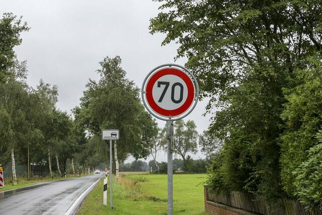 Schmale Fahrbahn und ein fehlender Weg für Radfahrer und Fußgänger: Ohne Auto ist es mitunter gefährlich, zwischen Immenbeck und Moisburg unterwegs zu sein | Foto: Emma Olberding