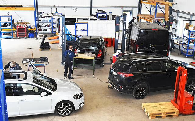 Lars Karl-Heinz Schaefer probiert die Technik des umgebauten Fahrzeugs  | Foto: ah