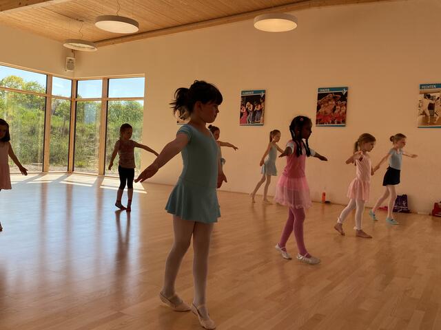 Ebenfalls wieder erlaubt ist zum Beispiel Ballettunterricht für Kinder. Bei Blau-Weiss trainieren die Kinder unter Anleitung von Caroline Grimm | Foto: Reglitzky