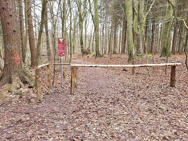 Im Winter wurden die ersten Schilder am Steinbeck-Wanderweg angebracht. Piktogramme (kl. Foto) zeigen, was alles verboten ist | Foto: Ralf Poppe