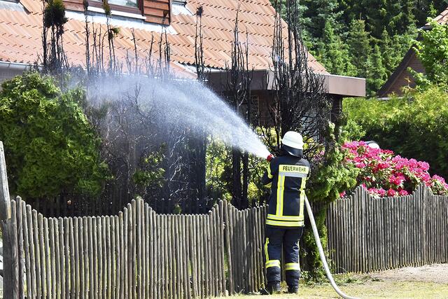 Die Feuerwehr musste beim Heckenbrand nur noch Nachlöscharbeiten vornehmen