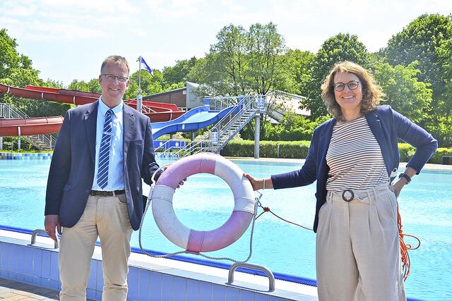 Erster Samtgemeinderat Bernd Meinke und Samtgemeinde-Bürgermeisterin Ute Kück bei der Einweihung des sanierten Schwimmbeckens