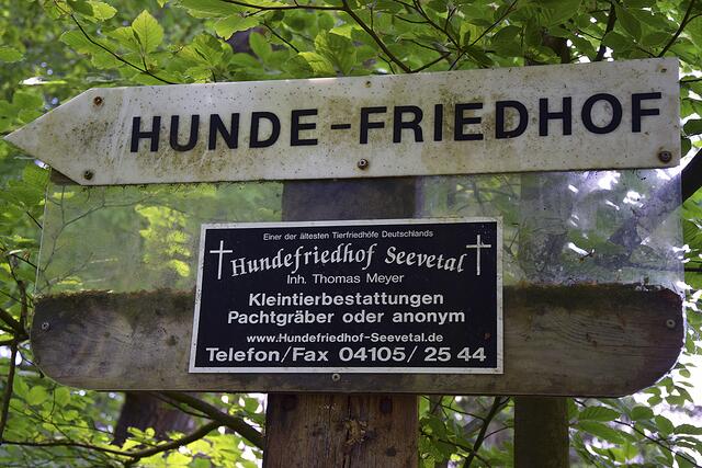 Ein Schild weist den Weg zu dem Hundefriedhof Seevetal. Besonders ist der Ort allemal. Höchstens 160 Tierruhestätten existieren in Deutschland.