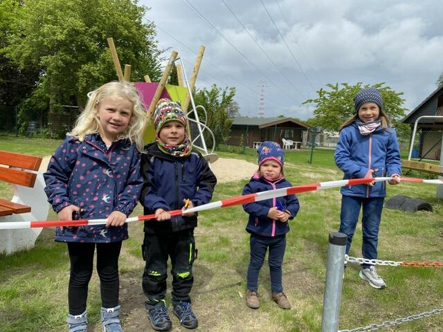 Janne Rolf (v.li.), Levin Schleßelmann, Enna Schleßelmann und Lea Rolf übernahmen die offizielle Eröffnung des Spielplatzes in dem Stichweg An der Eilwetttern Fotos: Gerke