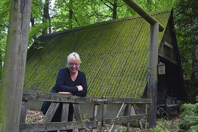 Karen Ulrich steht vor dem Gebäude im Schafhausstil, in dem früher verstorbene Hunde aufgebahrt wurden | Foto: ts