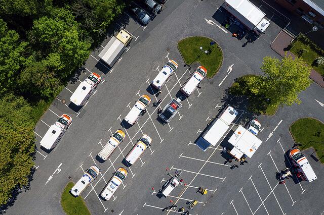 DRK-Einsatzfahrzeuge bei der Katastrophenschutzübung am Veranstaltungszentrum Burg Seevetal