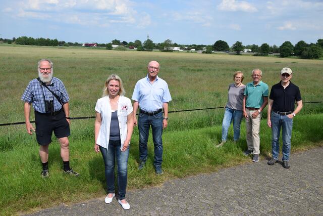 Mitglieder der Bürgerinitiative gegen die Raststätte Elbmarsch vor der Moorlandschaft an der Autobahn A1. Auf dem Gelände hinter ihnen ist der Autohof geplant. | Foto: ts