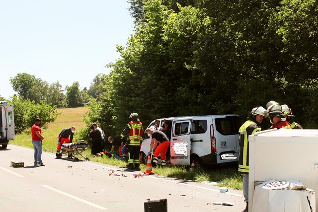 Der mit mehreren Personen besetzte Transporter schleuderte in den Seitenraum der Straße
