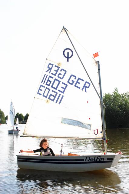 Johanna Tolasch (8) bei ihrer ersten Segelstunde