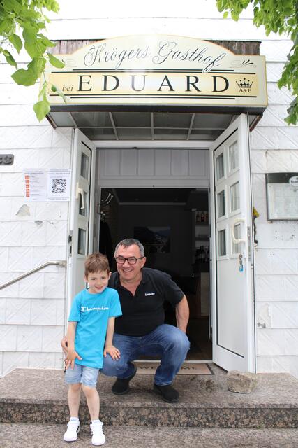 Eduard Shehi und sein Sohn Adrian (6) freuen sich auf alle Gäste