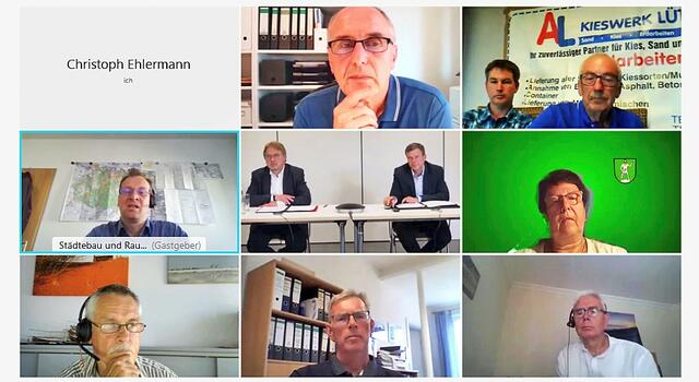 Digitale Diskussion: (oben, v. li.) Moderator Thomas Wilken ("Kontor 21"), die Kieswerks-Betreiber Alexander und Hermann Lütchens, (Mi., v. li.) Torben Ziel (Landkreis), Salzhausens Verwaltungschef Wolfgang Krause mit Mitarbeiter Marc Wedemann, Garstedts Bürgermeisterin Christa Beyer sowie (unten, v. li.) Detlef Gumz (Landkreis), Wulfsens Bürgermeister Gerd Müller und sein Toppenstedter Kollege Heinrich Nottorf