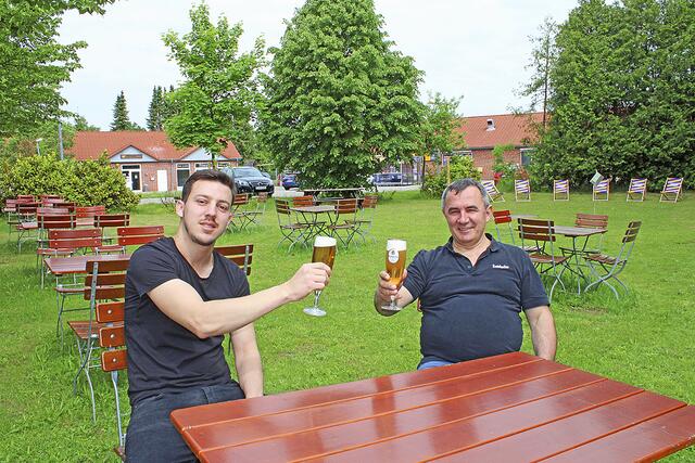 Im Biergarten können Gäste entspannen und ein frischgezapftes Bier aus dem Bierwagen trinken | Foto: sv