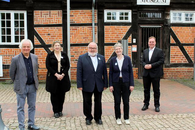 Eröffneten die Ausstellung (v. li.): Gestalter Günther Schoß, Ilona Johannsen, Prof. Dr. Rolf Wiese, Giesela Wiese und André Wiese