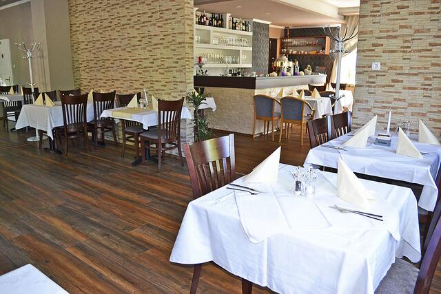 Im elegant eingerichteten Innenraum können auch große Feiern ausgerichtet werden | Foto: bim