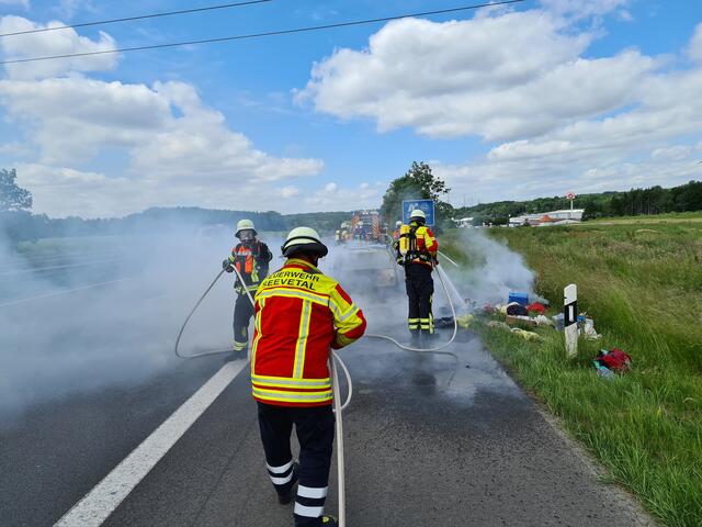 Die Retter musste eine Gasflasche und weitere Sachen aus dem Fahrzeug extra ablöschen