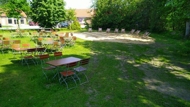 Die Füße im Sand ausstrecken, sich in der Liege zurücklehnen und ein Bier genießen - dafür bedarf es keiner weiten Reise an die Küste, das geht auch bei Eduard!