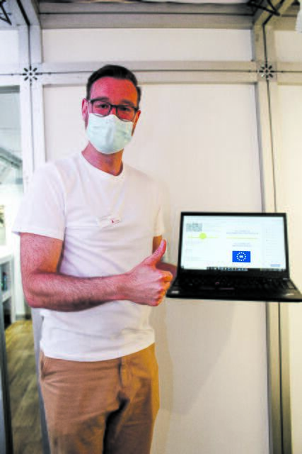 Alexander Stüwe mit einem QR-Code, der für den digitalen Impfausweis notwendig ist