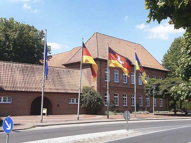 Auch vor dem Buchholzer Rathaus waren Flaggen gehisst - von der EU, Deutschland, Niedersachsen und der Stadt Buchholz  | Foto: os