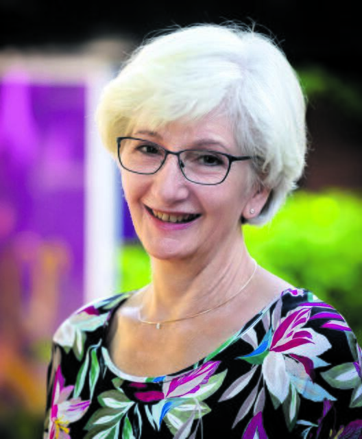 Nicht nur die Kunden sind seit vielen Jahren der "Jesteburger Drogerie" bzw. "Gilbert Studios" treu. Drogistin Marlene Böhrs arbeitet seit mehr als 50 Jahren in dem Fachgeschäft. Im Juli 1969 hat Böhrs angefangen bei der Drogerie Bonness zu arbeiten, im April 1970 hat sie dort ihre Lehre begonnen. Eigentlich schon im Ruhestand, hilft sie immer noch gern stundenweise aus. "Unsere langjährigen Kunden und wir schätzen Frau Böhrs sehr", bedanken sich Hauke und Julia Gilbert bei ihrer langjährigen Mitarbeiterin für ihren Einsatz  | Foto: Gilbert Studios