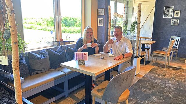 Andrea und Carsten Richter in ihrem neuen Café-Bereich