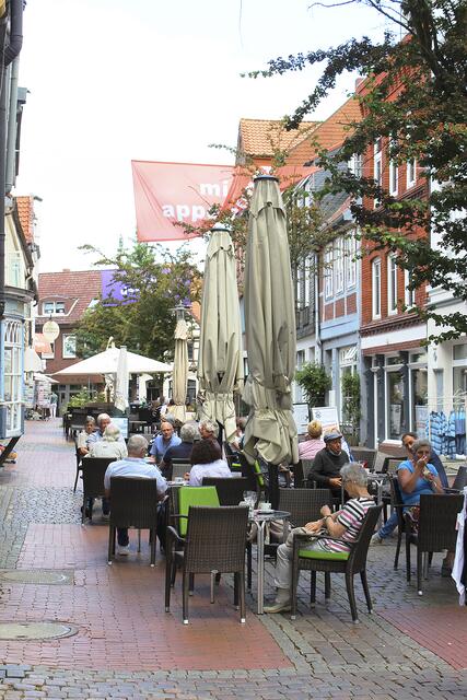 Das Sommerwetter macht Lust auf einen Cafébesuch unter freiem Himmel | Foto: sb
