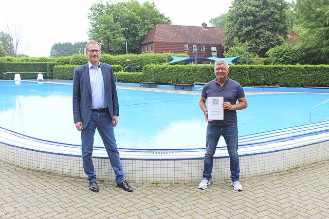 Bürgermeister Dirk Seidler (li.) und Bernd Holler, Meister für Bäderbetriebe in Sieversen, wenige Tage vor der offiziellen 
Wiedereröffnung vor zwei Wochen | Foto: lm