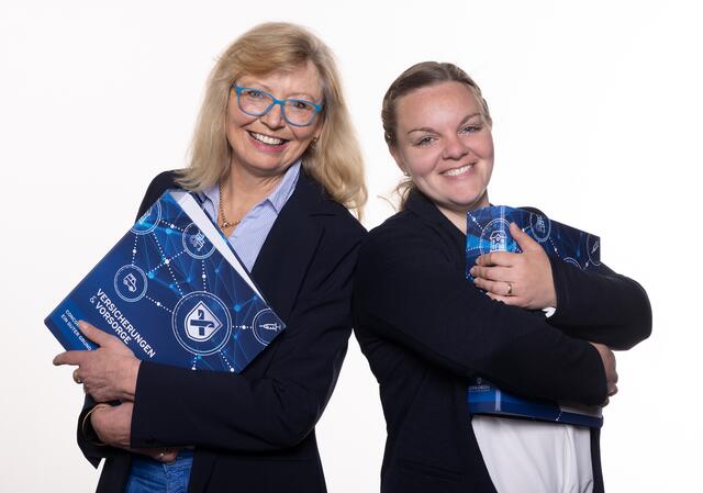 Nina Schumacher (li.) und Viola Riemann unterstützen die Gebrüder Wegner, wo sie nur können  | Foto: Uli Seidel