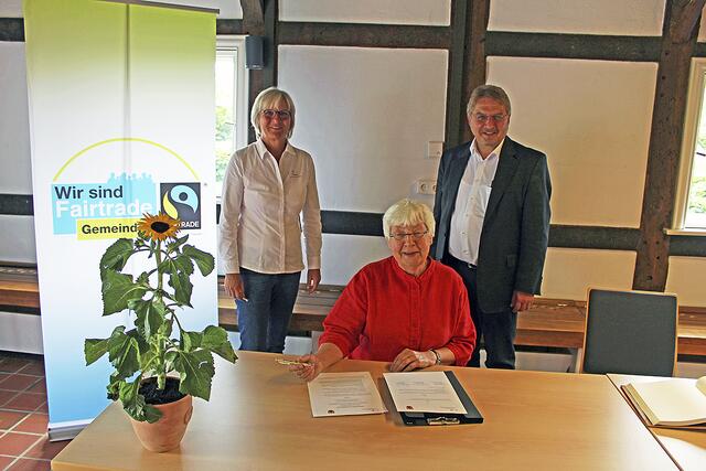 Bei der Unterzeichnung des Kooperationsvertrages: Bürgermeisterin Elisabeth Mestmacher (vorne), Gemeindedirektor Wolfgang Krause und Hilke Feddersen, Geschäftsführerin des Vereins Naturparkregion Lüneburger Heide | Foto: ce