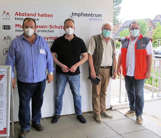 Beim Besuch im Impfzentrum in Winsen: (v. li.) Michael Thomas (DRK-Kreisverband Harburg-Land), Frank Thöle-Pries (Vorsitzender MIT Harburg-Land), Wilfried Seyer (stv. Vorsitzender MIT Harburg-Land) und Jan Bauer (Vizepräsident DRK-Kreisverband Harburg-Land) | Foto: MIT Harburg-Land