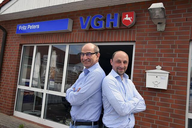 Versicherungskaufmann Fritz Peters mit seinem Sohn Marvin vor ihrer VGH-Vertretung am Lührsweg in Bullenhausen | Foto: ts