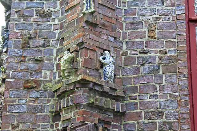 Der Unterschied ist deutlich: Die Figur rechts wurde bereits gesäubert, die blaue Farbe strahlt wieder