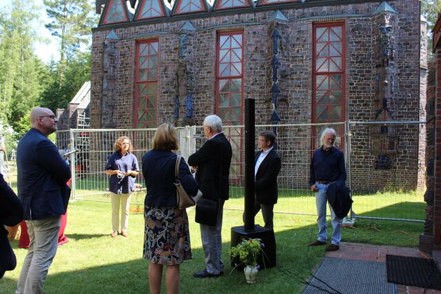 Bossard-Restauratorin Stefanie Nagel informiert die Besucher über die geplanten Sanierungsarbeiten am Kunsttempel