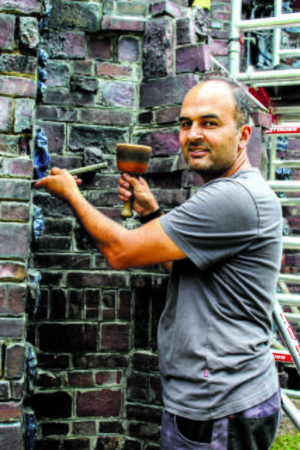 Die Sanierungsarbeiten an der Kunststätte Bossard wurden begonnen: Mit Hammer und Meißel entfernt Diplom-Restaurator Sejad Norouzi vorsichtig kaputte und gerissene Fugen am Vorbau des Kunsttempels - alles in Handarbeit. Rund 700.000 Euro wird die Sanierung des Vorbaus insgesamt kosten | Foto: as