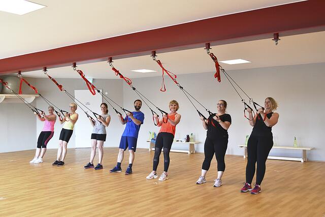 In einem der Räume findet das Slingtraining mit Übungsleiterin Natalja Totov (3. v. re.) statt. Dabei macht auch Hausleiterin Astrid Rieck (re.) mit | Foto: bim