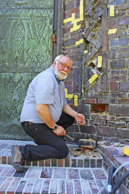 "Das ganze Mauerwerk ist feucht und locker", sagt 
Restaurator Christoph Probst