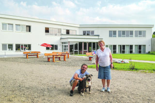TSV-Vorsitzende Renate Preuß und Hauswart Konstantin Reichert mit "Veron" freuen sich, dass das längst fertiggestellte Haus am Baggersee des Sportvereins nun endlich mit Leben gefüllt ist | Foto: bim