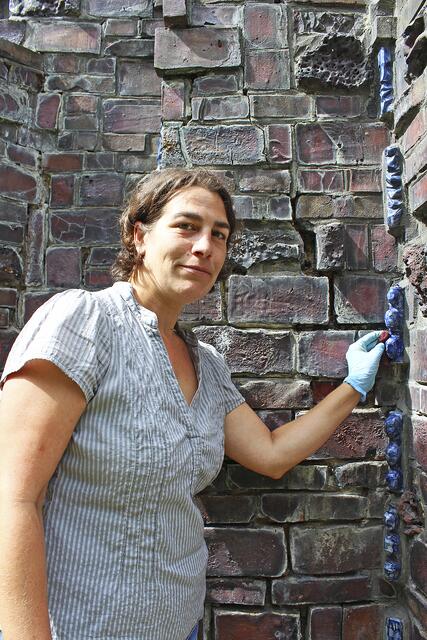 Diplom-Restauratorin Julia Diezemann reinigt die 
Keramik-Figuren