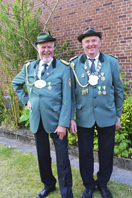 Schützenkönig Gerd, der Sonnenkönig, Gerken (li.) und Vizekönig Wilhelm, der Durchstarter, Maack | Foto: bim