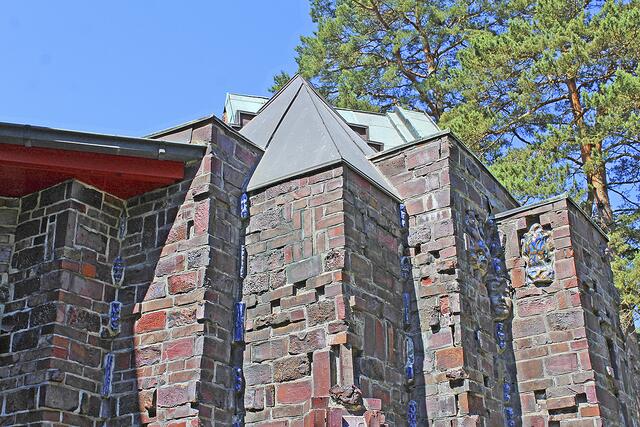 Die Regenrinne (li. oben) hört am Vorbau auf. Die Folge: Das Wasser kann ungehindert ins Mauerwerk eindringen