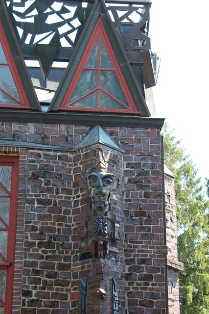 Gut zu sehen: Durch eindringendes Regenwasser wurden einige der Figuren am Kunsttempel erheblich beschädigt