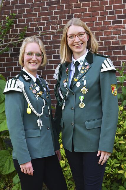 Damenkönigin Marie-Sophie Albers (li.) mit ihrer Adjutantin Laureen Münster | Foto: bim