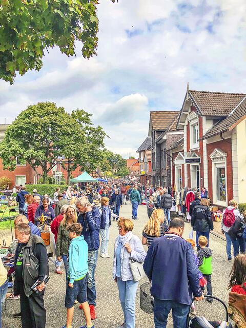 Das Foto zeigt den Flohmarkt während des Hittfelder Dorffestes im Jahr 2018. Er gehört regelmäßig zum Programm der Festtage | Foto: Gewerbeverein Hittfeld