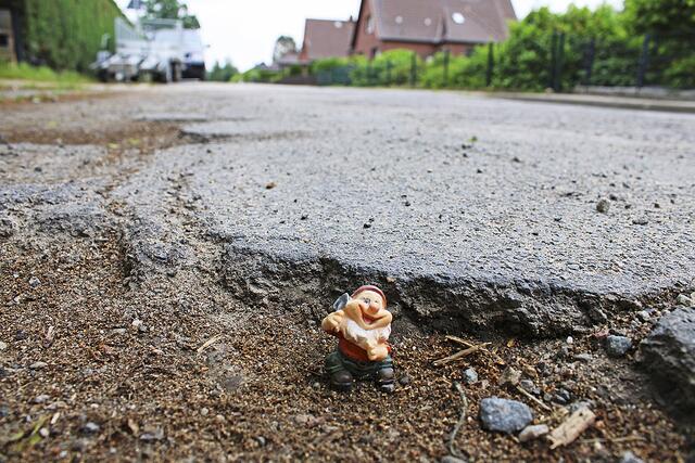 Die Schlaglöcher sind hier teilweise mehrere Zentimeter tief | Foto: sv