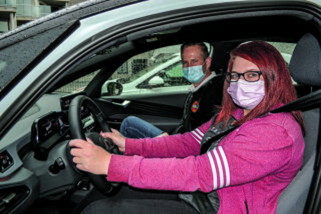 Fahrschülerin Anna Martha Schubert würde gern die Führerscheinprüfung bei Fahrlehrer Christian Grau ablegen, aber es gibt kaum Prüfungstermine